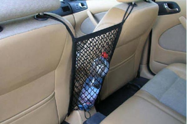 Dvojitá síť mezi přední sedadla