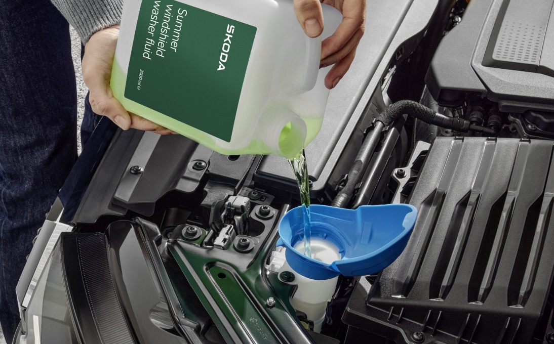 Trychtýř s víčkem pro kapalinu do ostřikovačů 